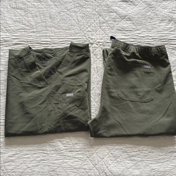 FIGS Scrub Set - Picture 14 of 15